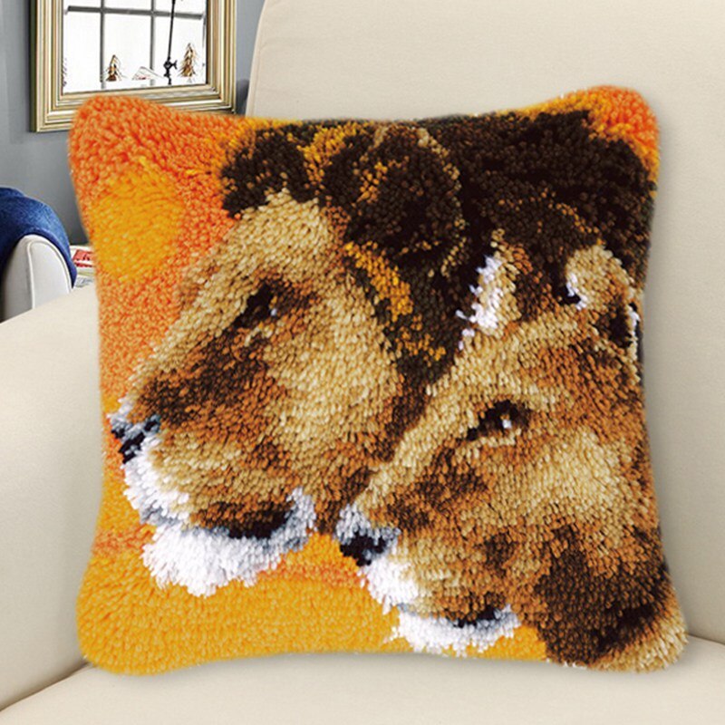 Latch Hook Throw Pillow Animals - Charlie's Diamond Painting