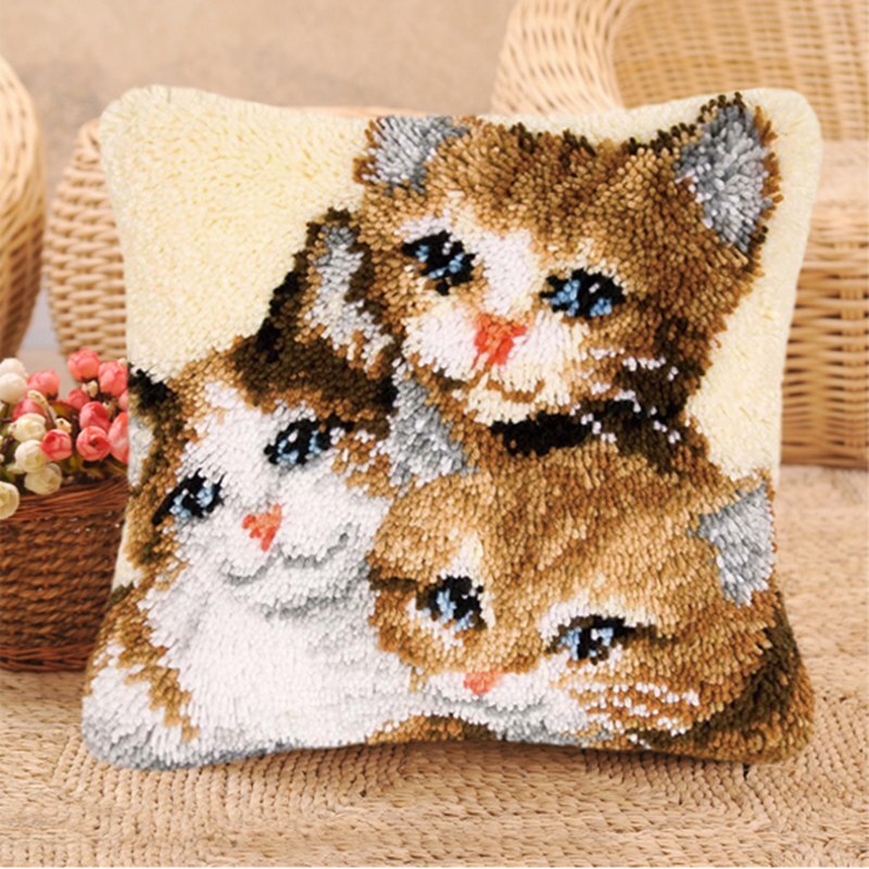 Latch Hook Throw Pillow Animals - Charlie's Diamond Painting